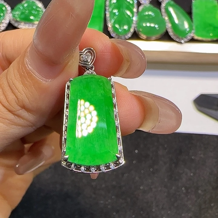 翡翠18K金镶嵌颈饰无事牌