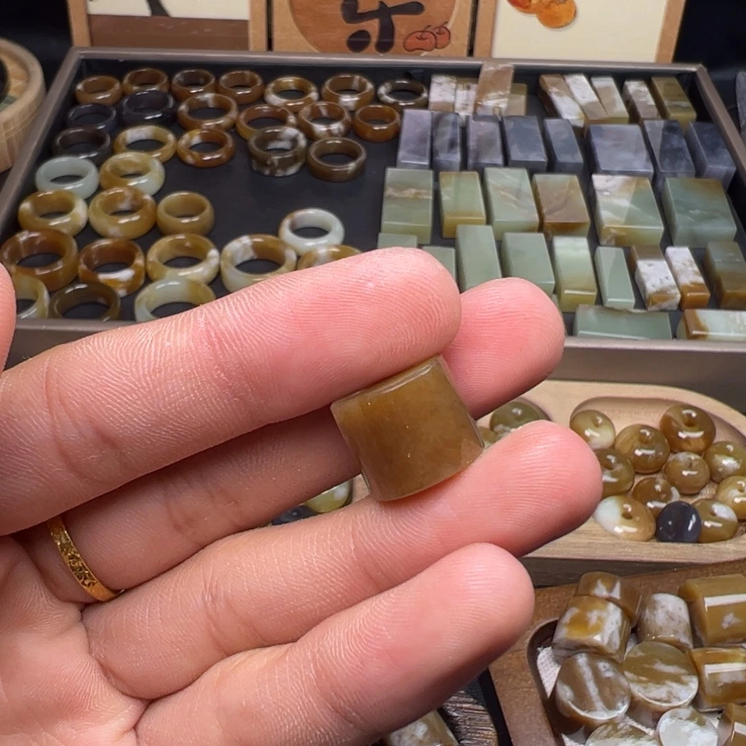 和田玉（糖玉）未镶嵌珠宝奇石