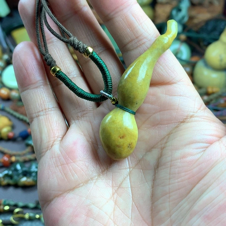 吊坠(赠链)未镶嵌岫岩河磨玉（透闪石质玉）
