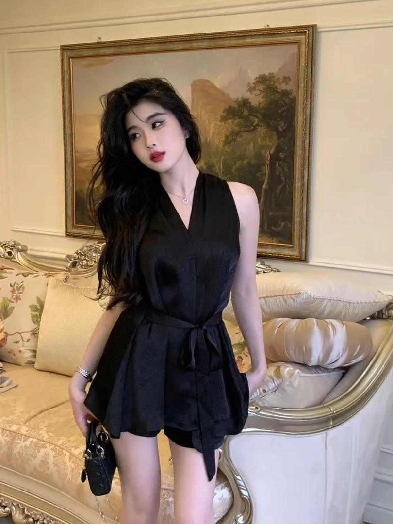 【vivi】凉感缎面设计感法式V领无袖收腰套装6120黑色