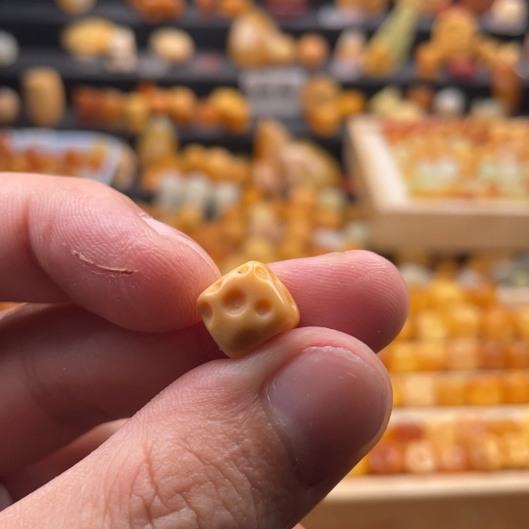 皮***）石英质玉（缅黄）未镶嵌颈饰