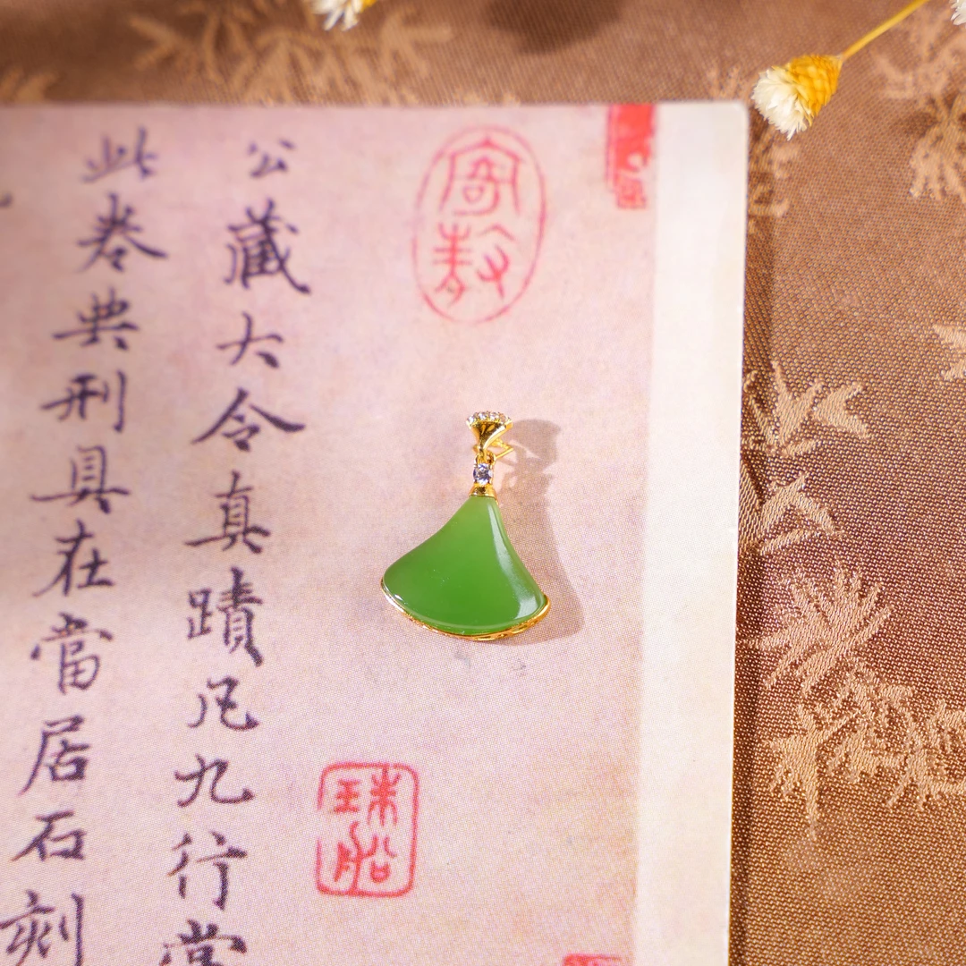 【小雨来了】和田玉碧玉18K金镶苹果绿扇形吊坠气质轻奢百搭简约
