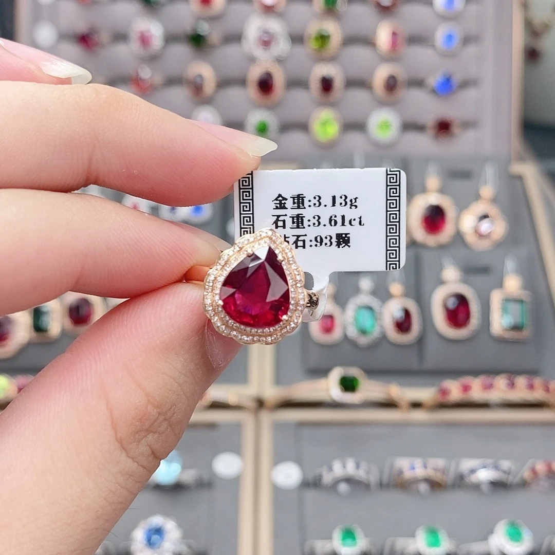 18K金镶嵌戒指碧玺3.61。