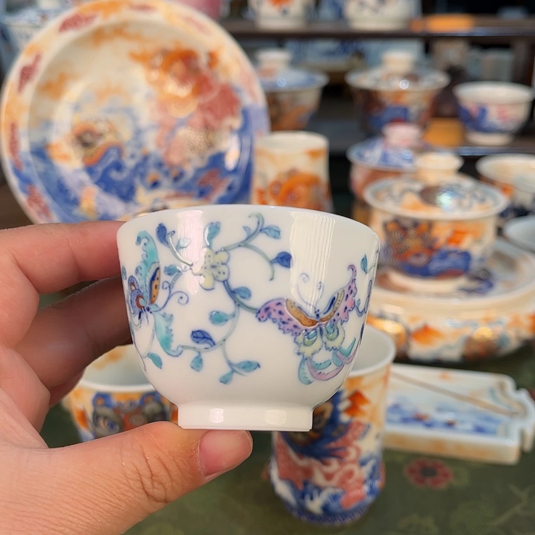 瓷缠枝花卉斗彩蝴蝶杯