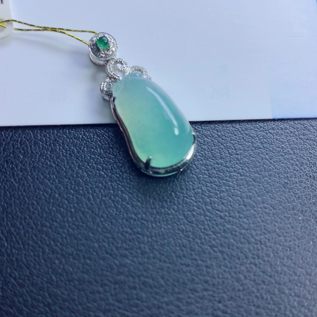 翡翠未镶嵌颈饰福瓜