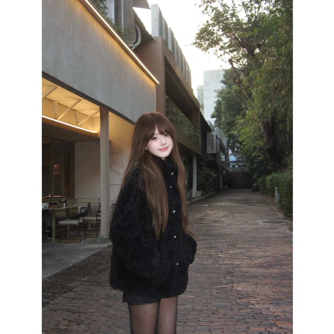 韩系甜美少女2025冬季新款宽松显瘦羊羔毛时尚保暖外套配短裤套装