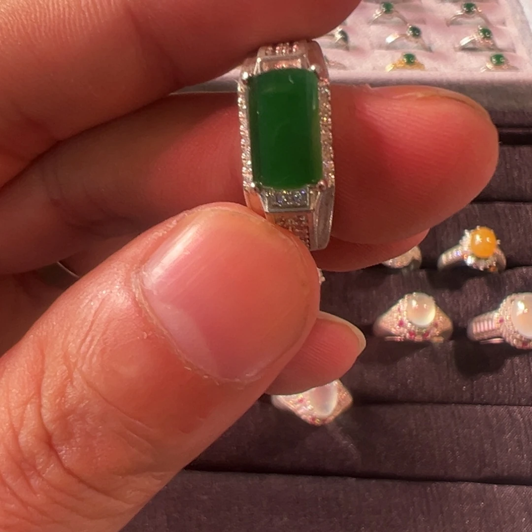 翡翠18K金镶嵌戒指绿色戒面