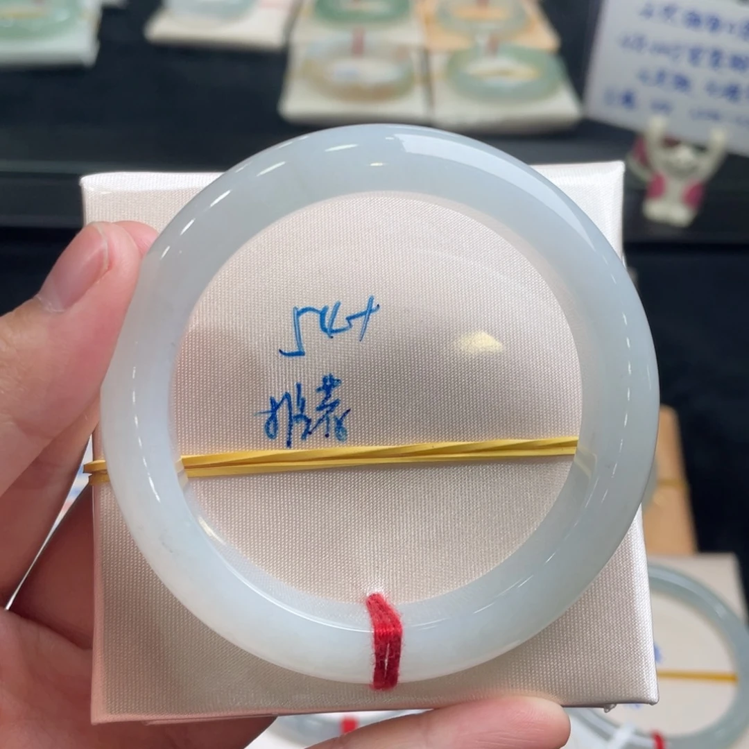 翡翠手镯未镶嵌翡翠手镯