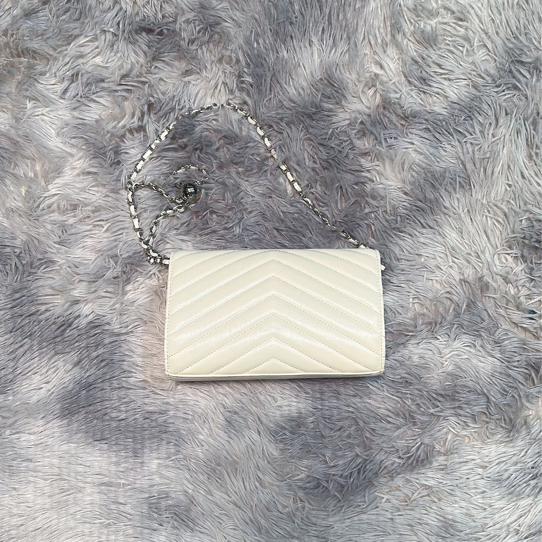 时尚百搭真皮女包信封