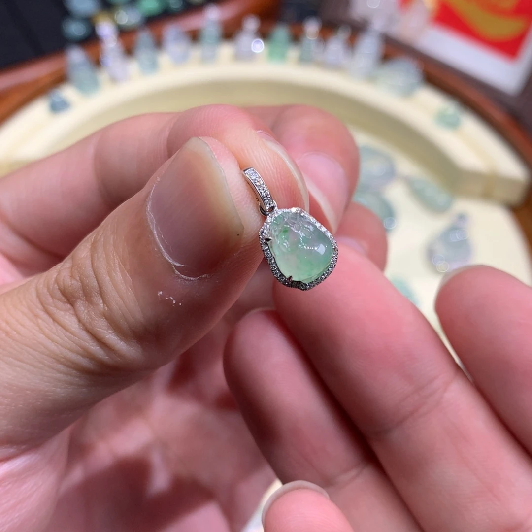 翡翠18K金镶嵌颈饰貔貅