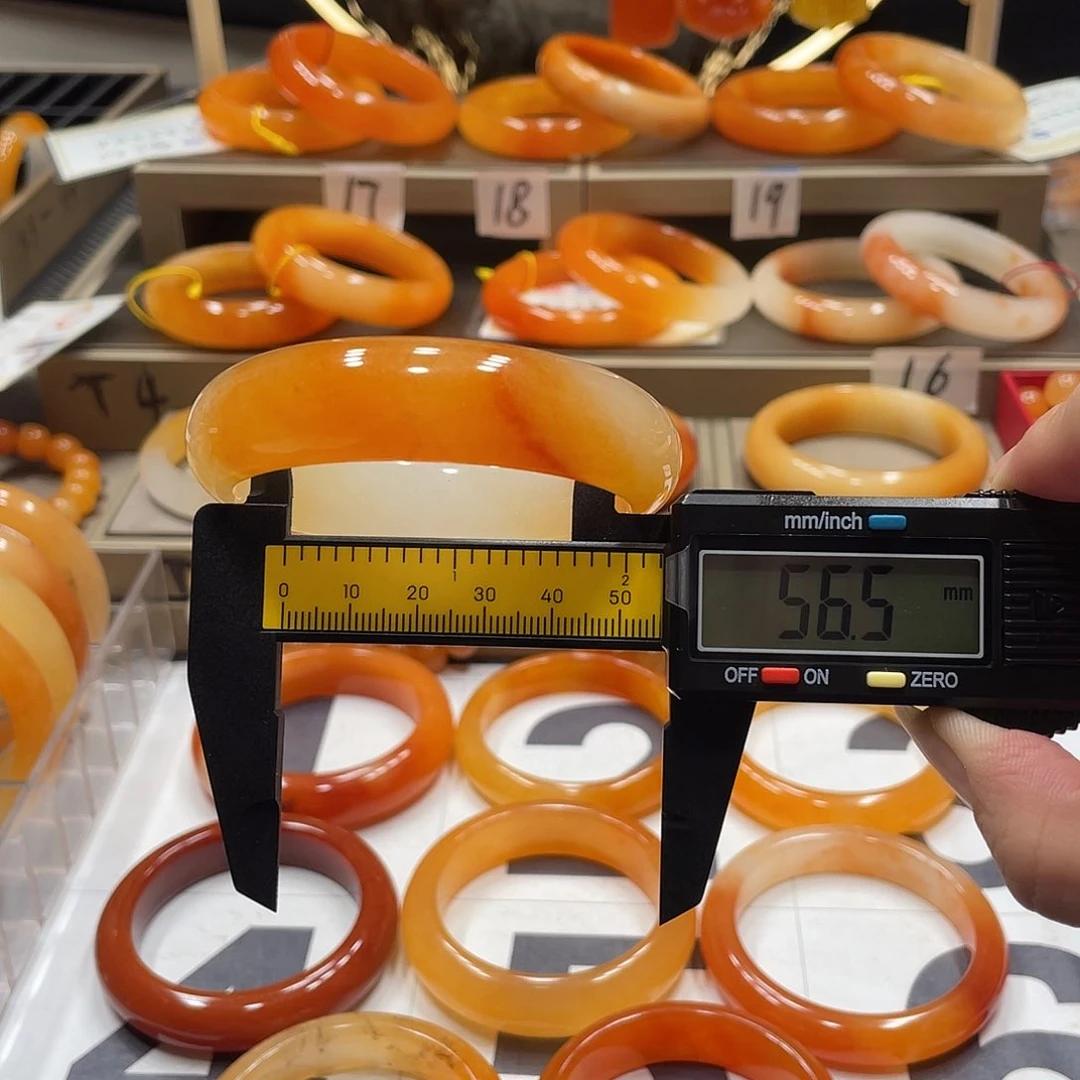 未镶嵌石英质玉（黄龙玉）手镯