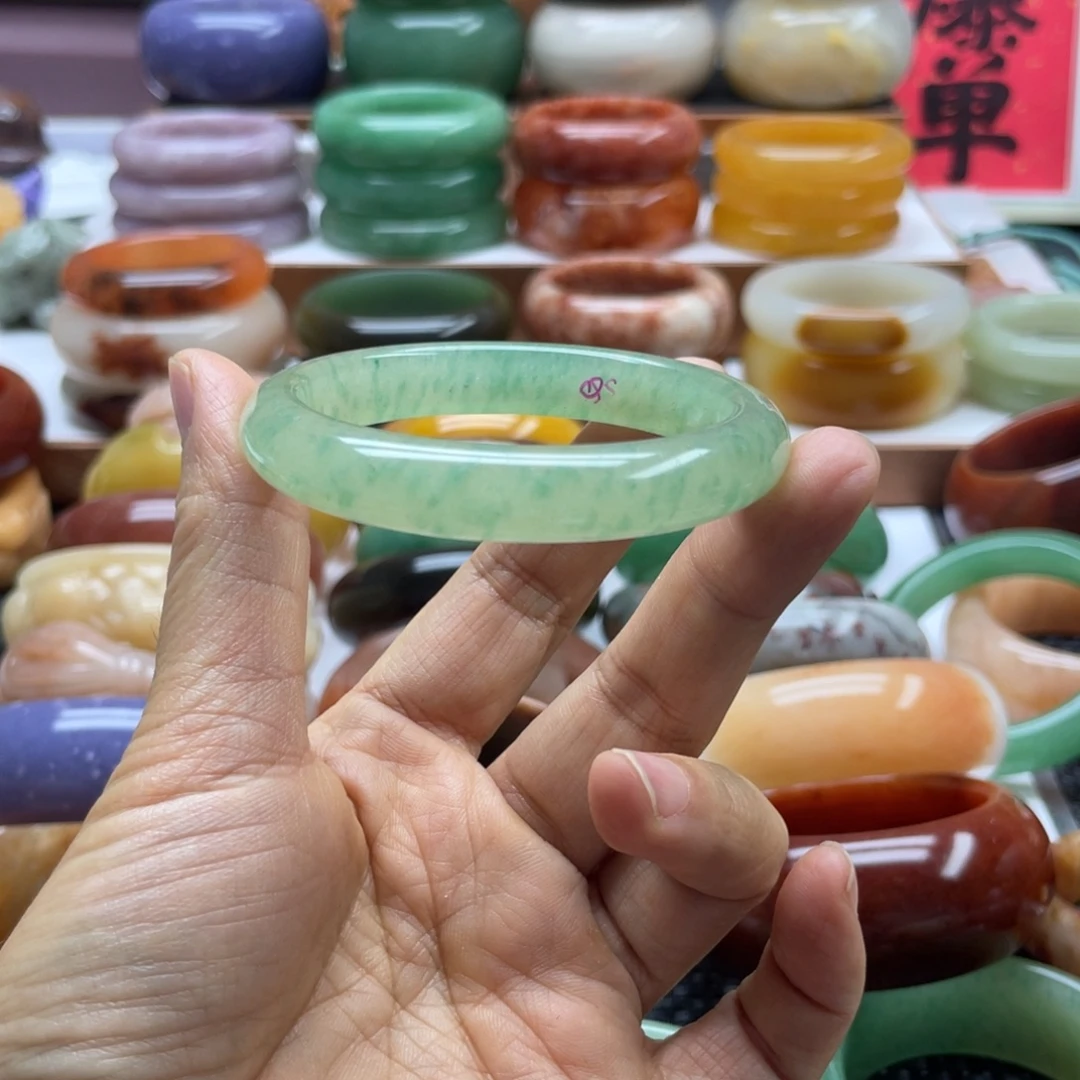 悠***静石英岩玉未镶嵌手镯
