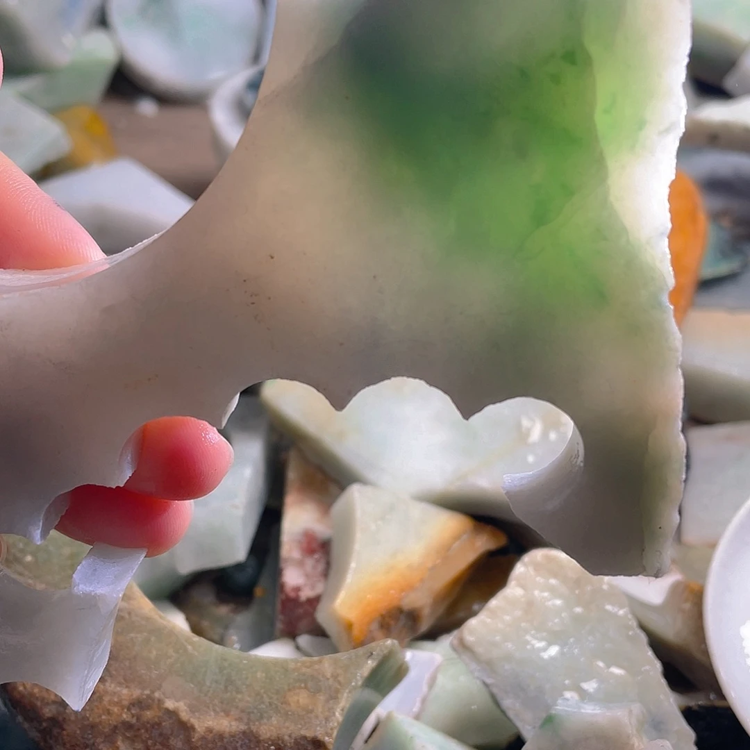 颈饰未镶嵌翡翠。