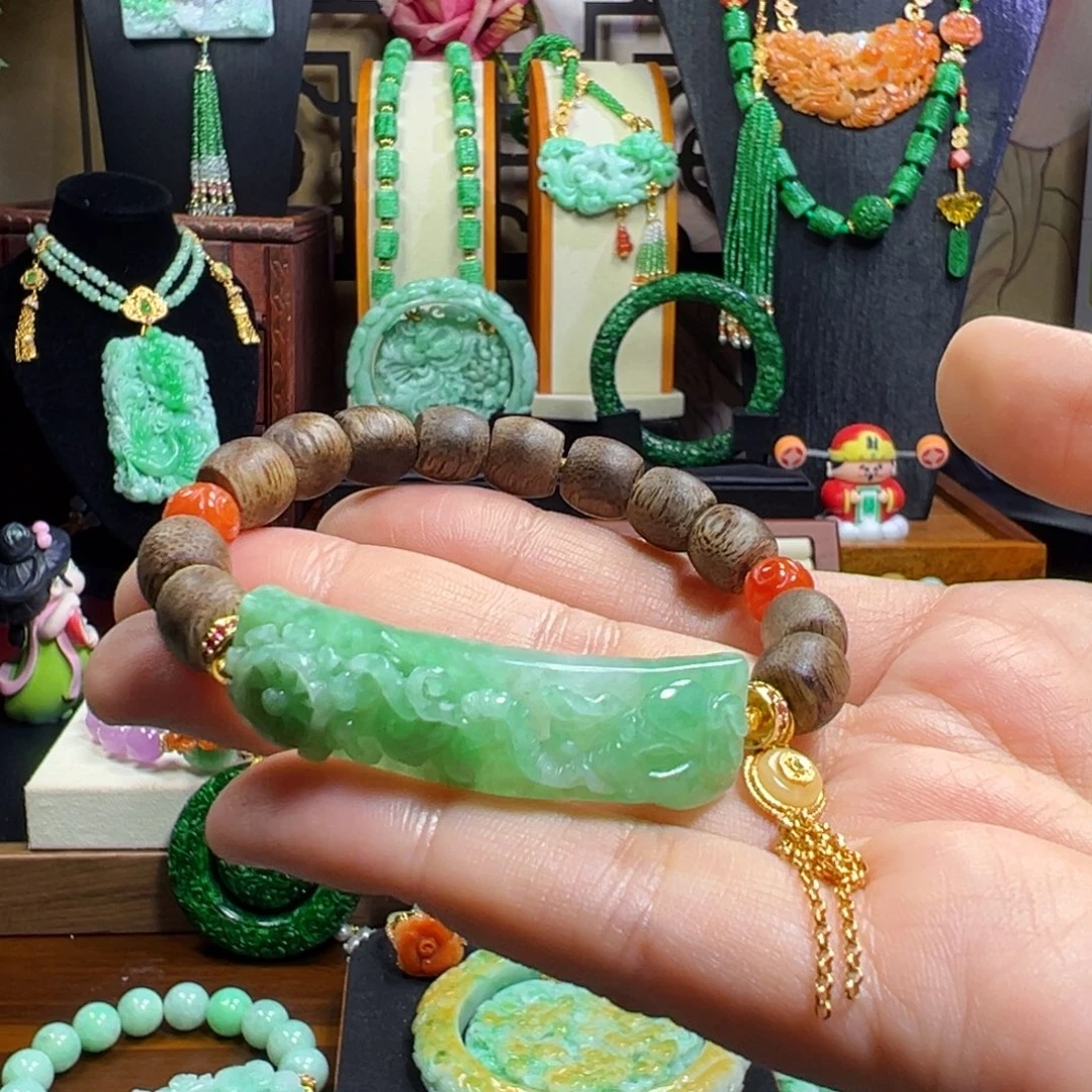 周***美翡翠未镶嵌毛衣链冰
