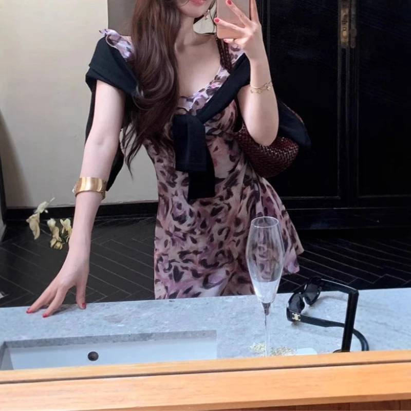 法式v领浪漫紫色豹纹油画斜裁夏季度假风修身吊带连衣裙2025新款