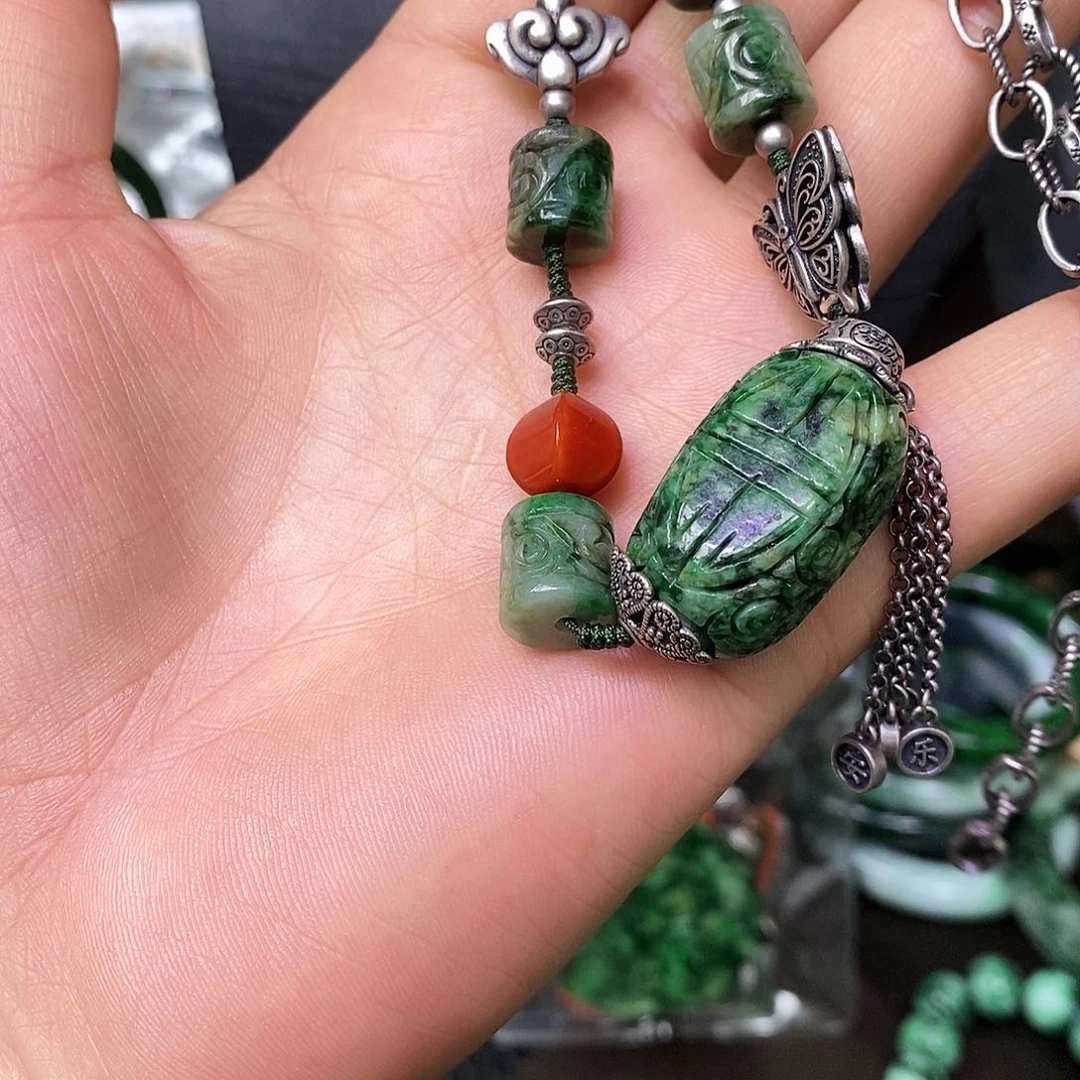 颈饰未镶嵌翡翠娟漂亮美眉