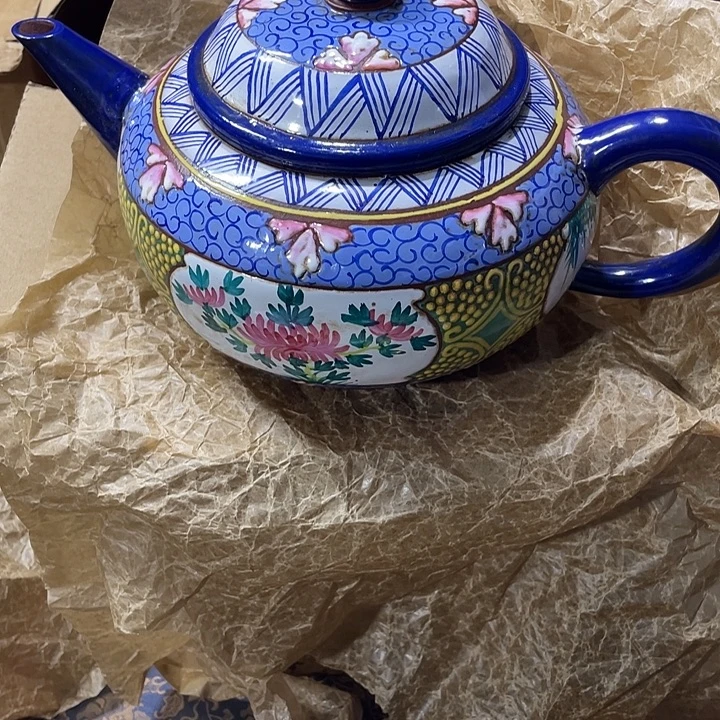 茶壶紫砂矿泥料，手工制作的一把紫砂壶。