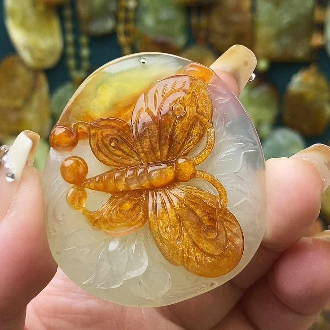 蛇纹石玉未镶嵌颈饰蝶恋花