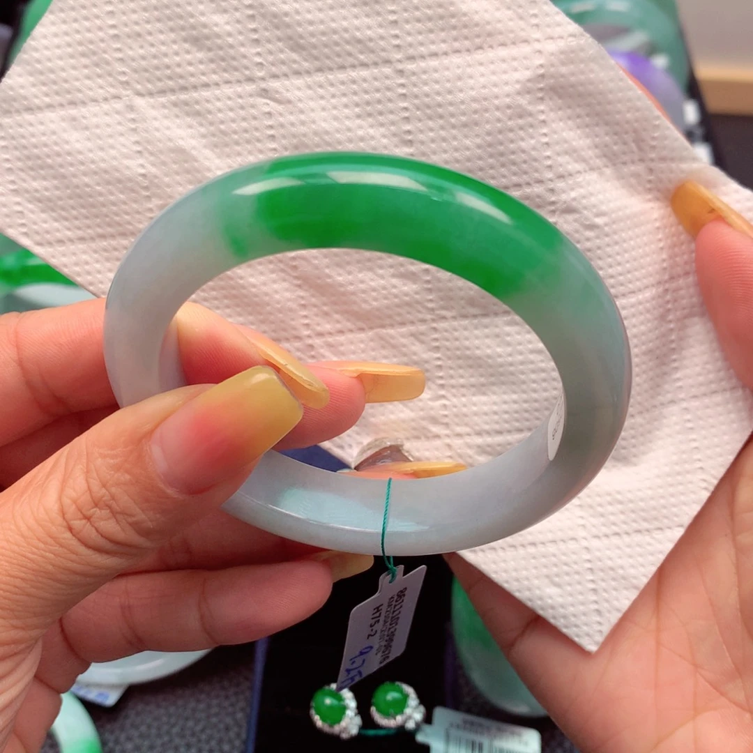 翡翠手镯未镶嵌宇*宝缅甸