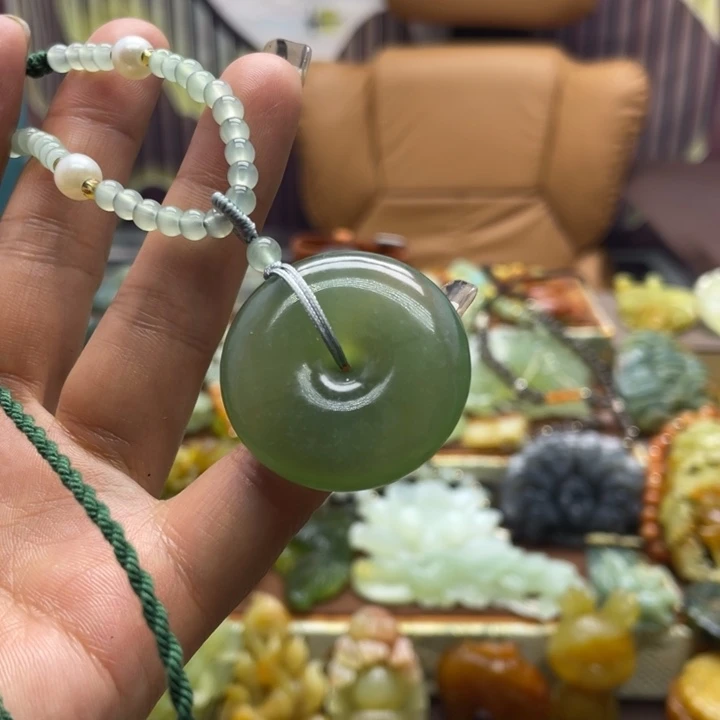 蛇纹石玉未镶嵌颈饰