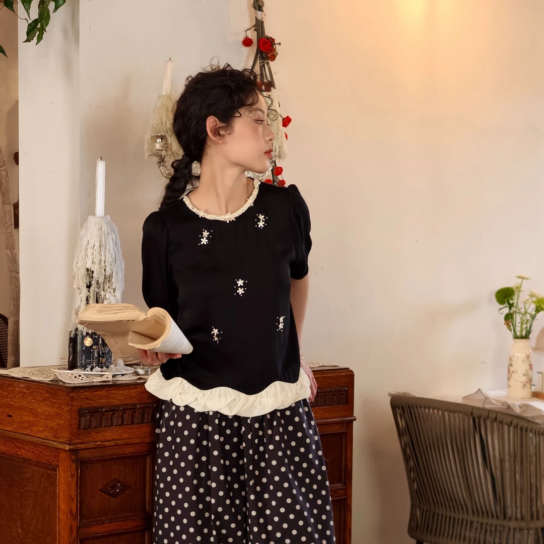 真丝重工领口钉珠花朵刺绣撞色边泡泡袖减龄上衣J3525