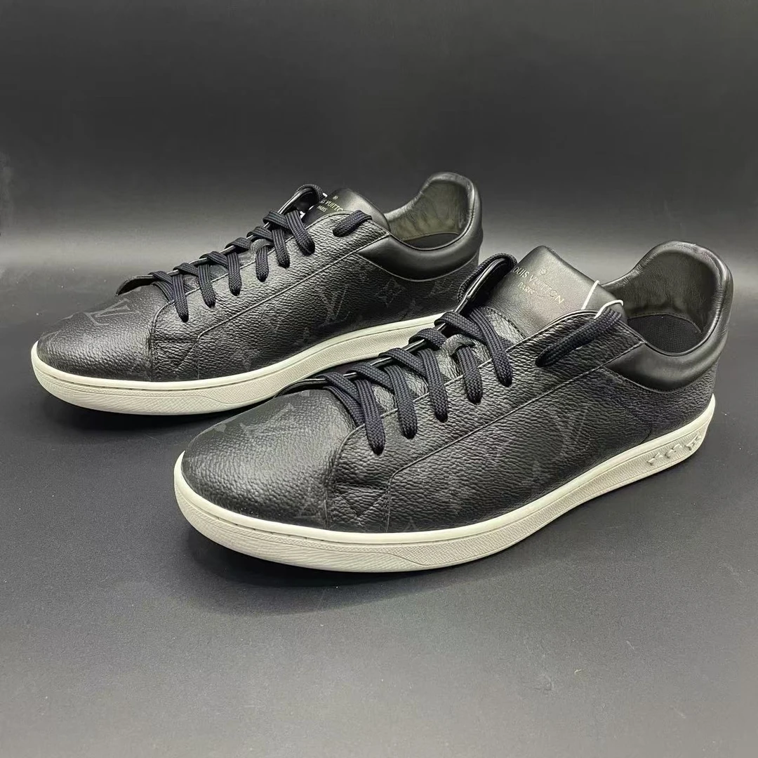 【聚星优选】LouisVuitton黑色白底老花满印休闲低帮板鞋ca515t