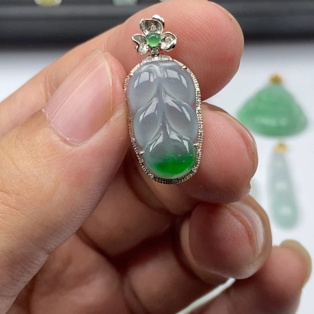 颈饰18K金镶嵌翡翠