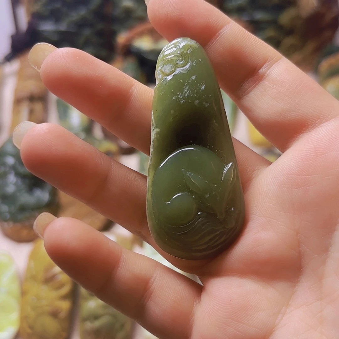 未镶嵌岫岩河磨玉（透闪石质玉）挂件