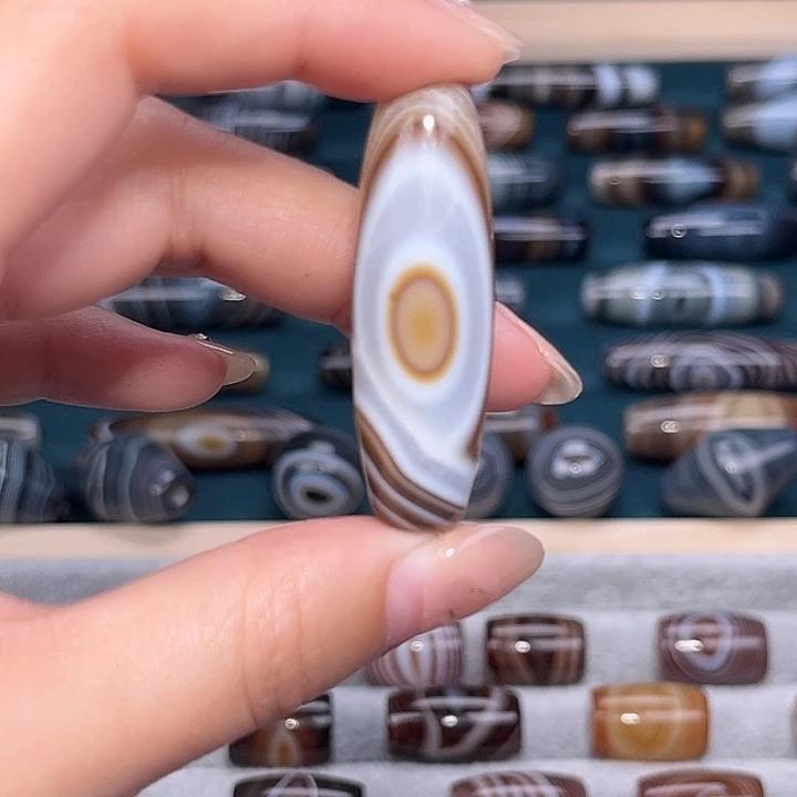 白***哥玛瑙/玉髓合金珠宝奇石