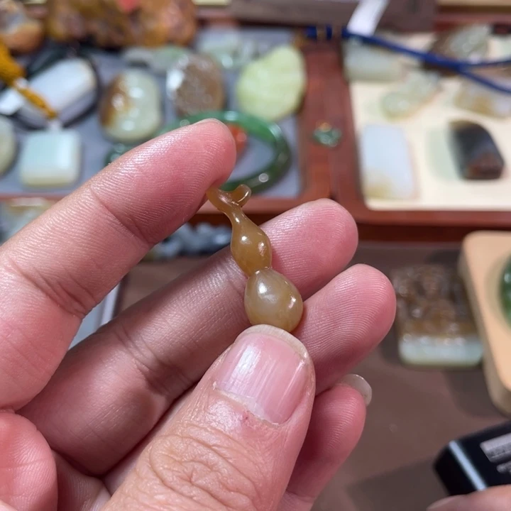颈饰未镶嵌和田玉（糖玉）