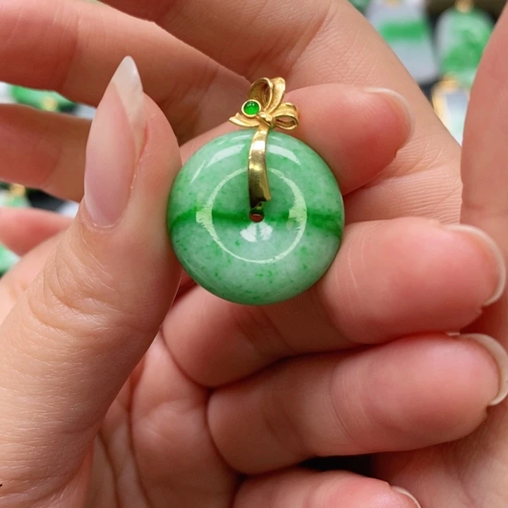 翡翠颈饰未镶嵌吊坠