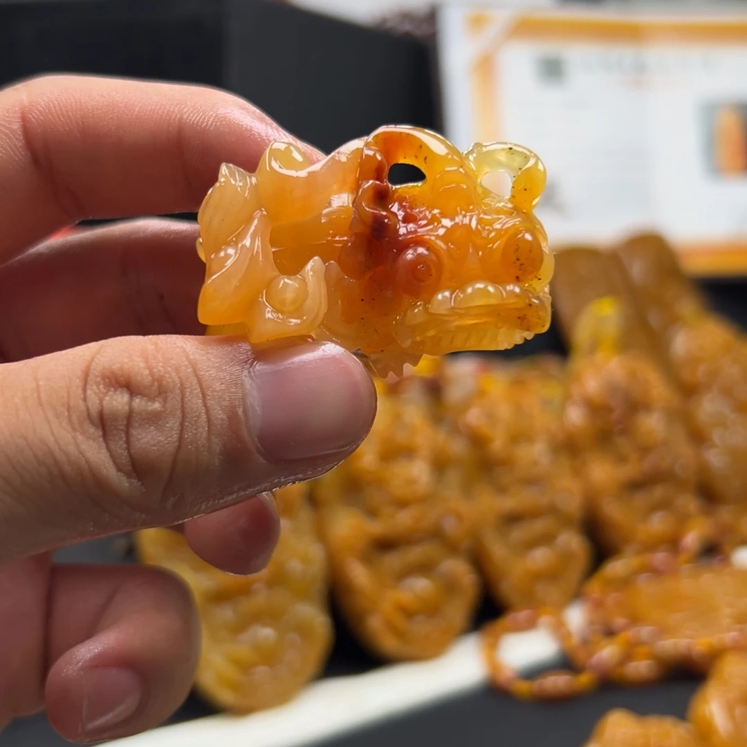 未镶嵌石英质玉（黄龙玉）多样性发货，发其一