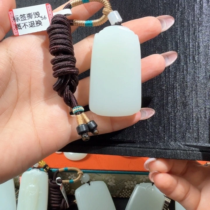 颈饰未镶嵌和田玉秋*