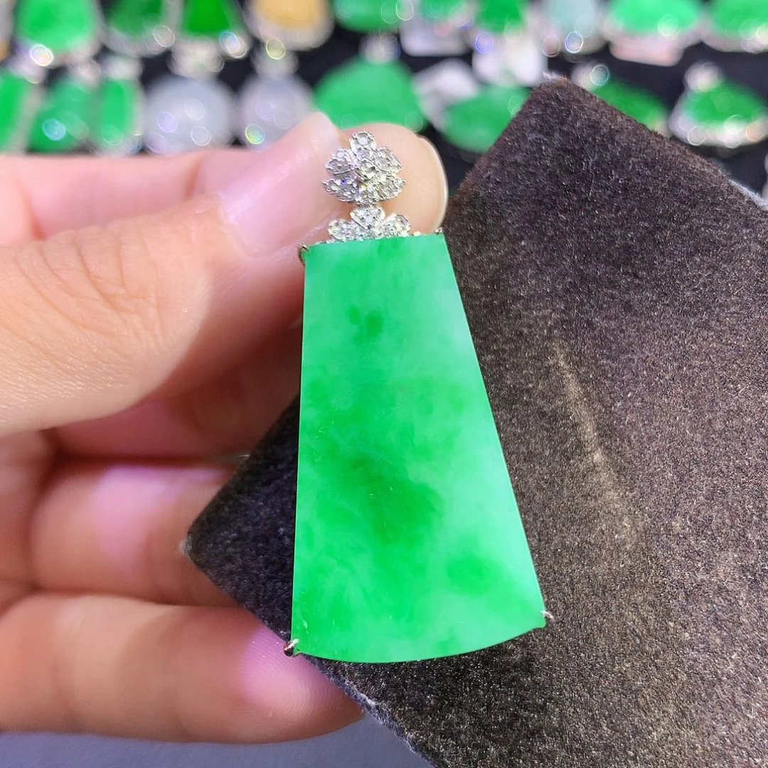 翡翠18K金镶嵌吊坠(赠链)