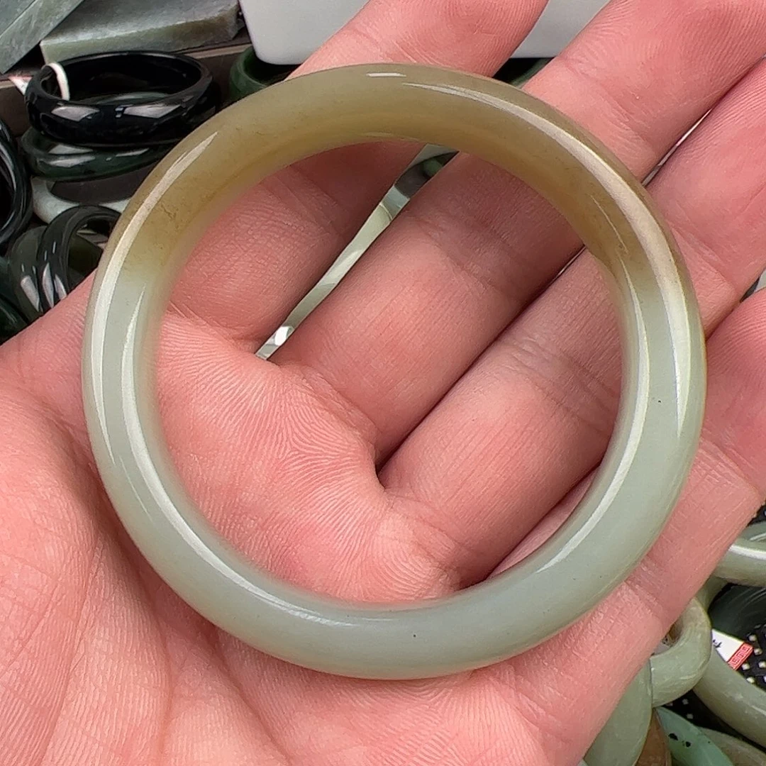 小***”和田玉未镶嵌手镯