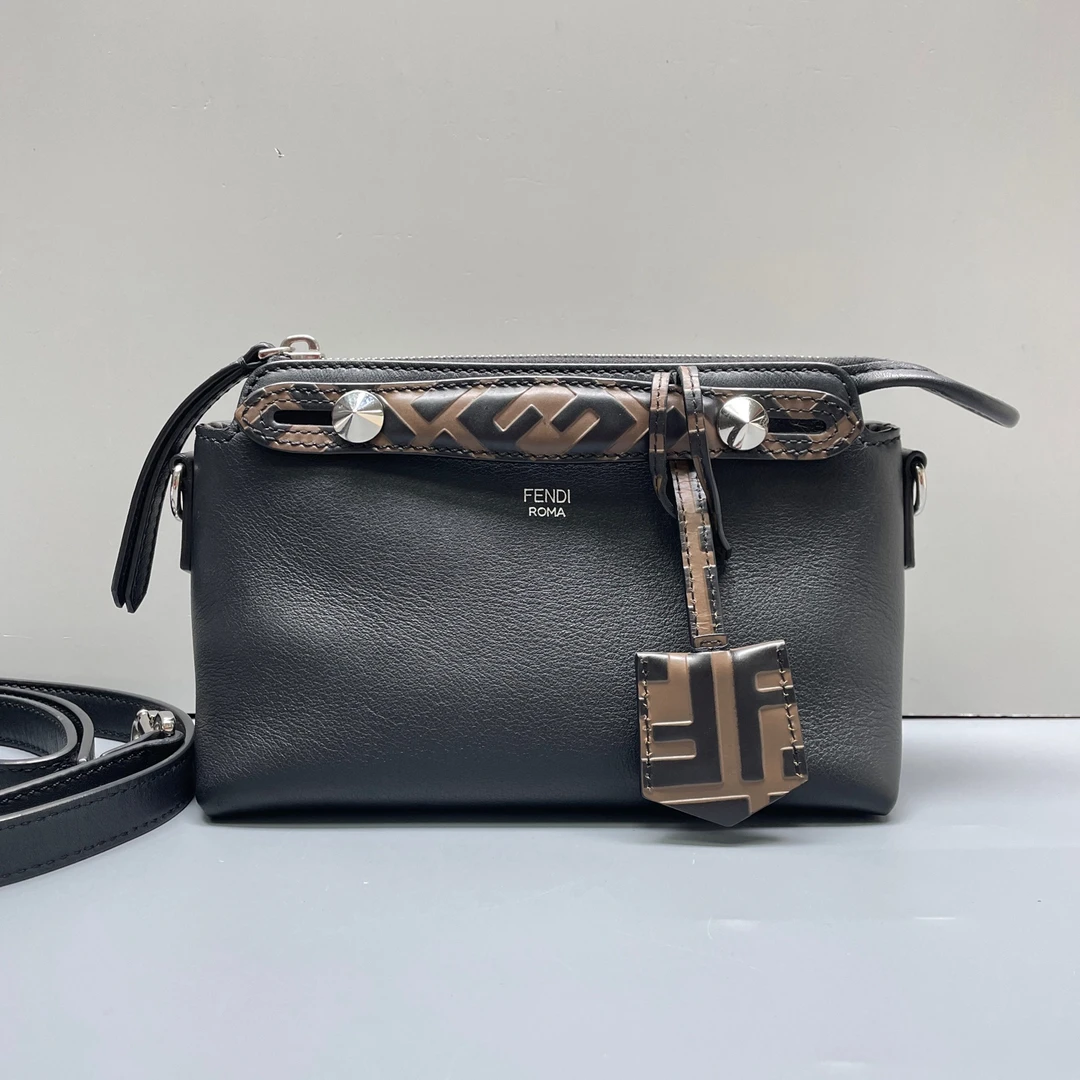95新 FENDI/芬迪 优选/Bytheway黑色小号手提斜挎包/20×13×9