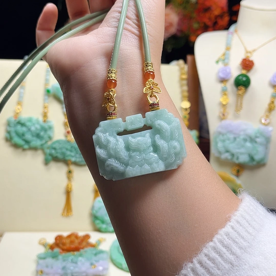 翡翠颈饰未镶嵌狐仙方包