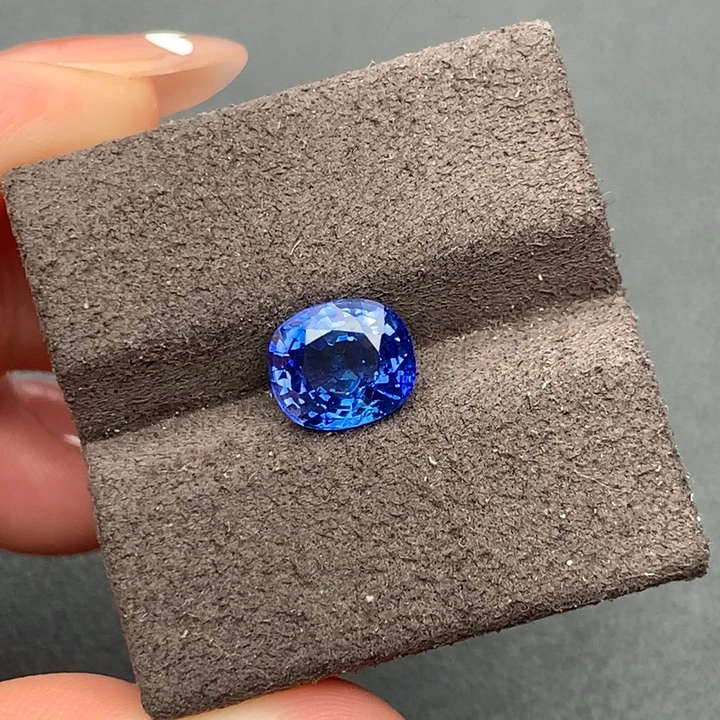 裸石蓝宝石2.55ct  尺寸：8.14*7.09*4.78