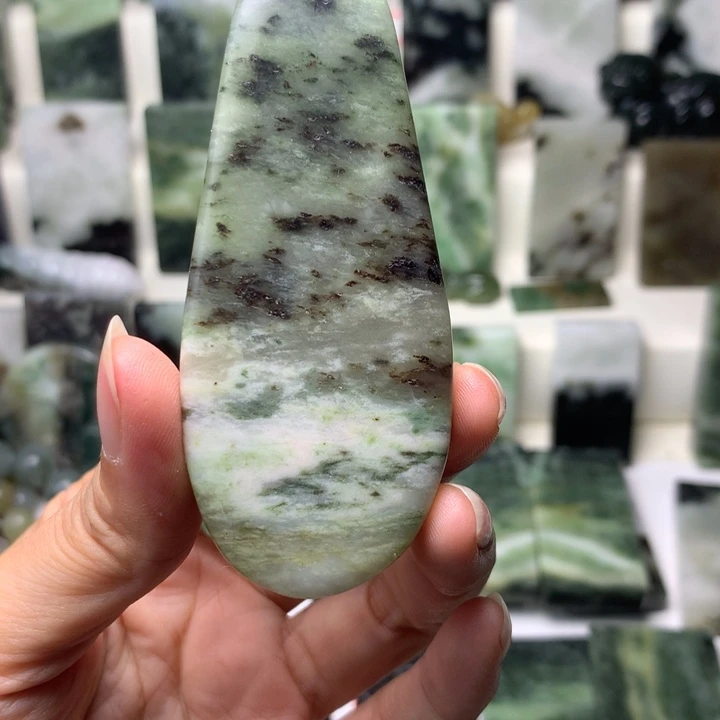 独山玉未镶嵌颈饰