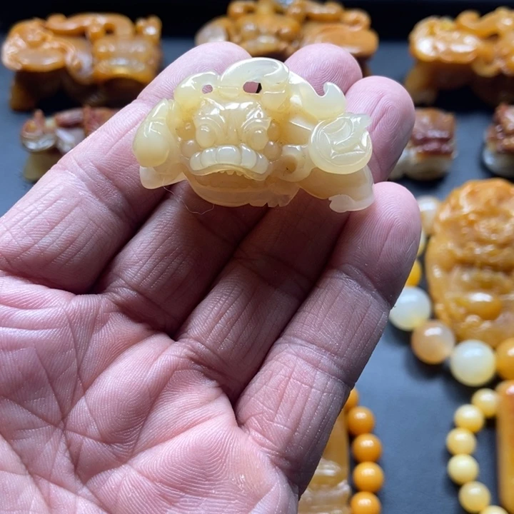 石英质玉（黄龙玉）未镶嵌颈饰