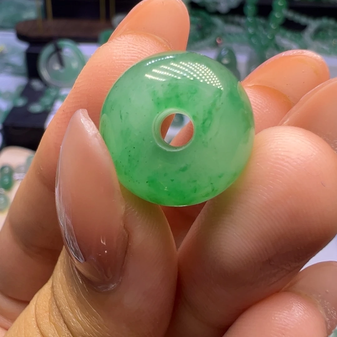 颈饰未镶嵌石英质玉（非洲翠）