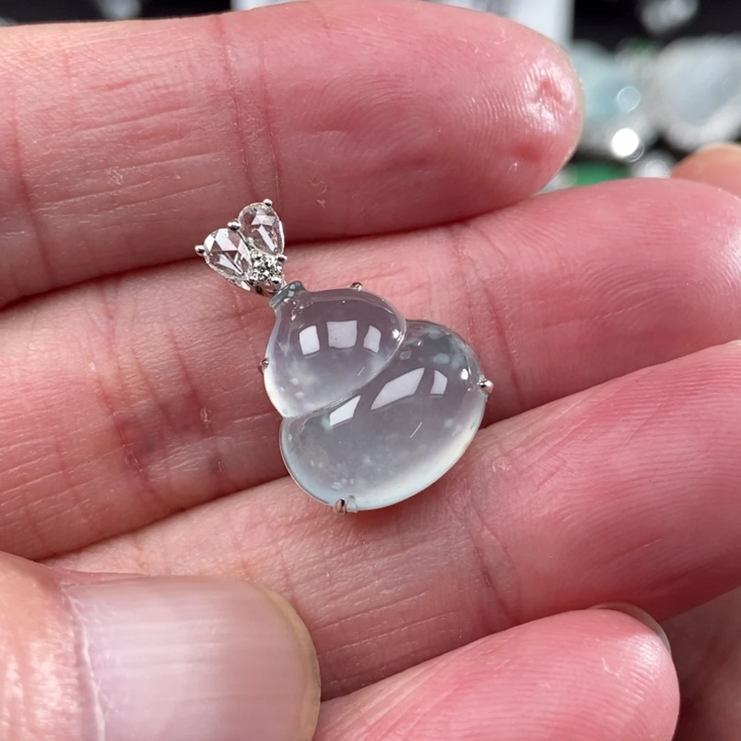 颈饰18K金镶嵌翡翠葫芦