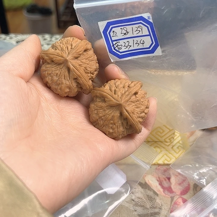 文玩核桃把件红狮子头三棱