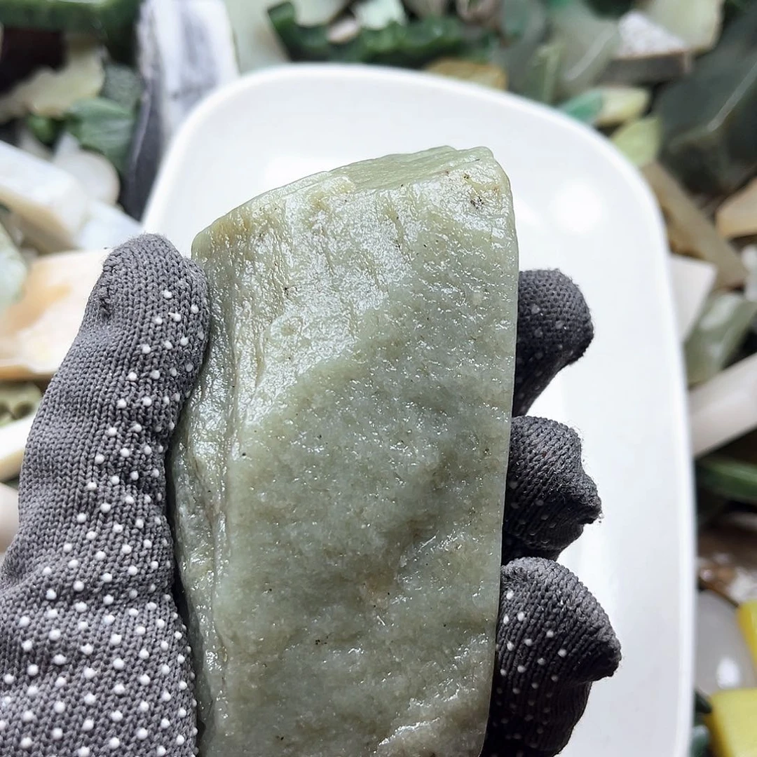 颈饰未镶嵌石英岩玉