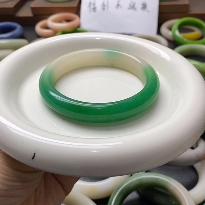 石英质玉手镯未镶嵌