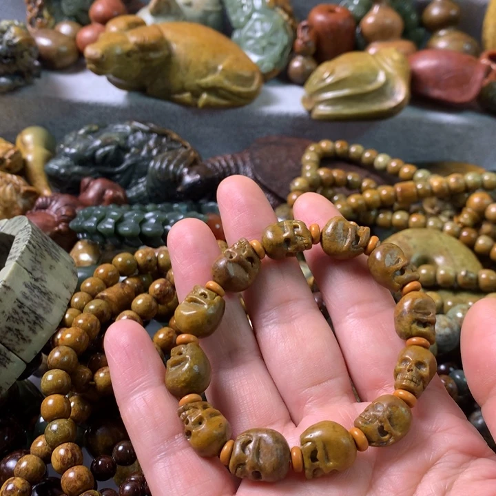 未镶嵌岫岩河磨玉（透闪石质玉）把件