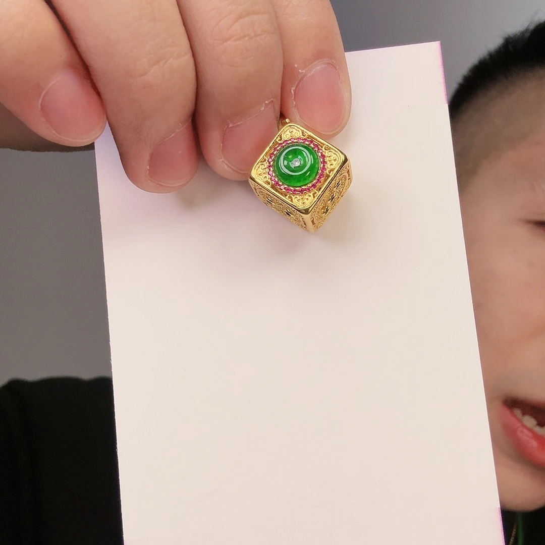 翡翠颈饰未镶嵌一件