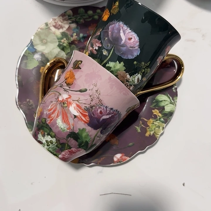 陌***吗瓷盘子15米一个，杯子25一个