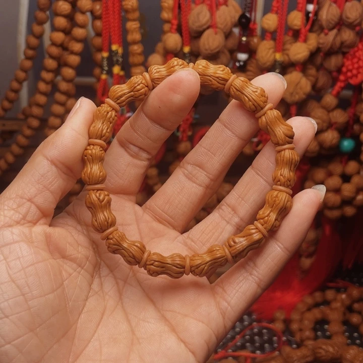 用***9木质类龙纹桃枭挂件