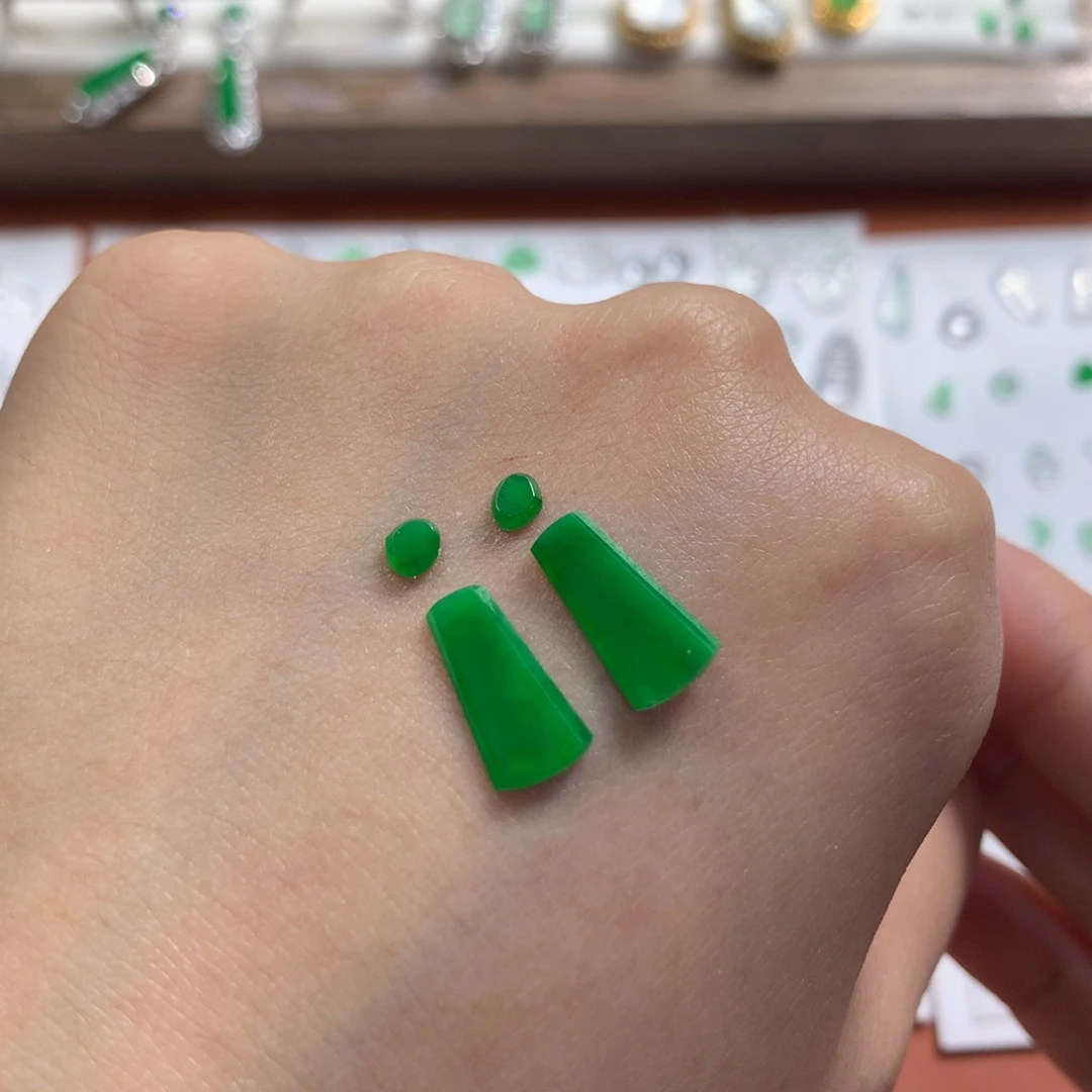 翡翠未镶嵌颈饰正阳绿无事牌